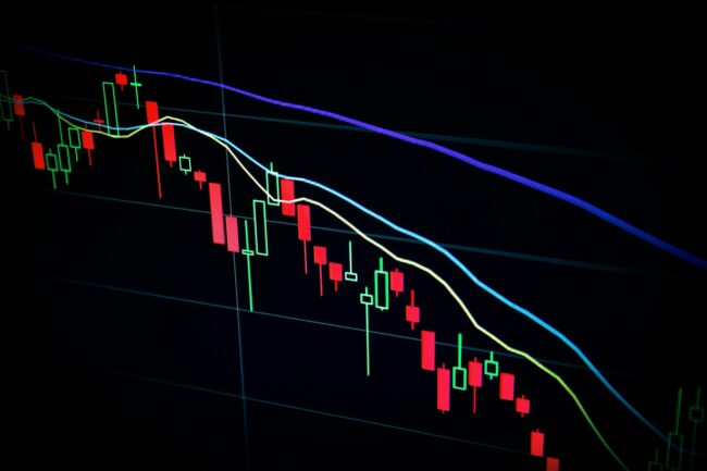 Representação visual de como fatores geopolíticos impactam decisões de investimento
