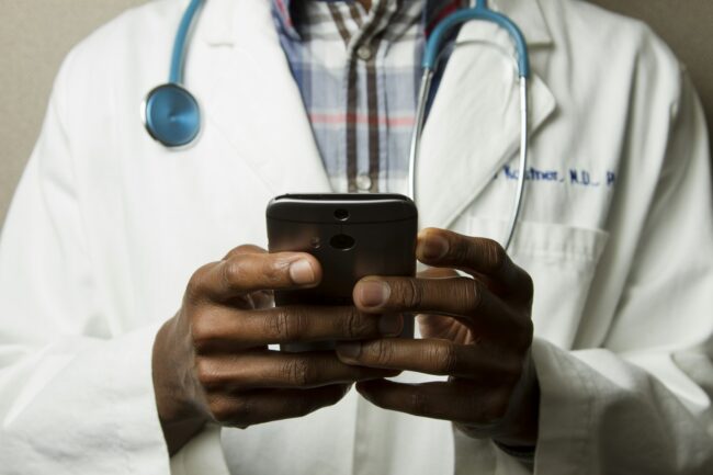 Profissional de saúde analisando dados com tecnologia de IA em ambiente hospitalar