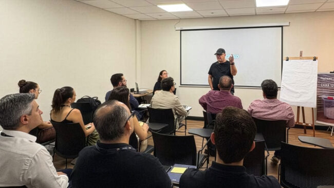 Workshop da plataforma By Myselfie da Mobme com equipes de gestores em ambiente corporativo